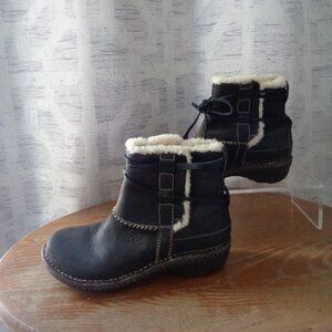 UGG COVE LEATHER & SHEEPSKIN BOOTS - SIZE 7 - EUC